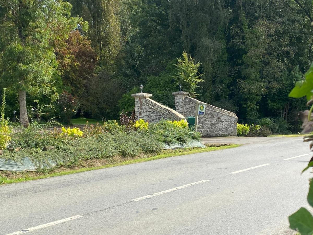 Le Pont De Benneville Cahagnes Eksteriør billede